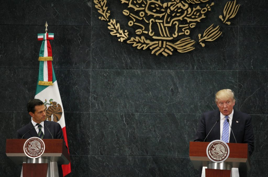 Enrique Peña Nieto e Donald Trump dão entrevista juntos; líder mexicano foi criticado por não enfatizar publicamente sua oposição às propostas do republicano (Foto: EFE/JORGE NUÑEZ)