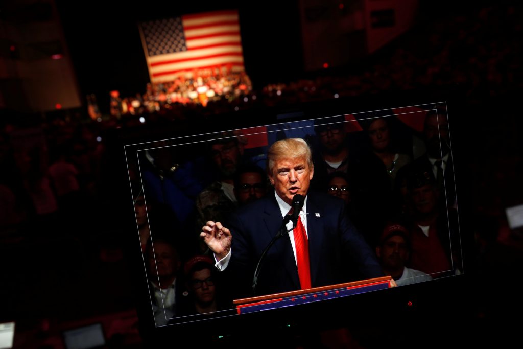 Durante comício em New Hampshire, Trump voltou a afirmar que eleição nos EUA é manipulada para favorecer Hillary (FOTO: REUTERS/Jonathan Ernst)