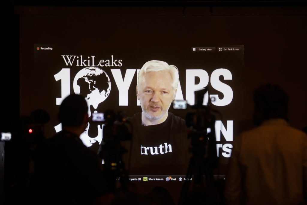 Em entrevista à emissora russa RT, Assange garantiu que Moscou não é a fonte dos e-mails divulgados pelo site (FOTO: AP Photo/Markus Schreiber)