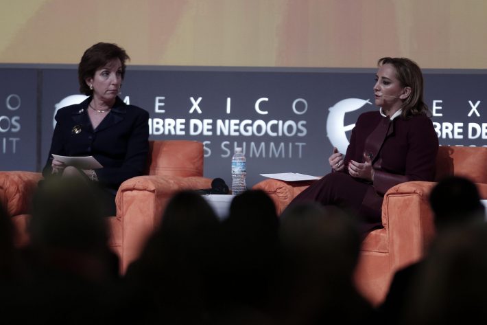 A chanceler mexicana, Claudia Ruiz Massieu (D), participa ao lado da embaixadora dos EUA no México, Roberta Jacobson (E) do fórum 'México, Cúpula de Negócios' (EFE/Hugo Ortuño)