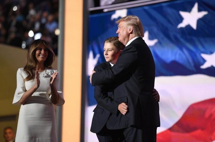 Aplaudidos por Melania, Barron Trump e o pai, Donald Trump, se abraçam durante a Convenção Nacional Republicana (Jabin Botsford/Washington Post)