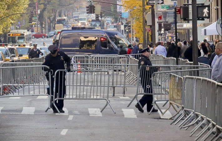 Barreiras controlam acesso à região da Trump Tower, em Manhattan (AP Photo/Bebeto Matthews)