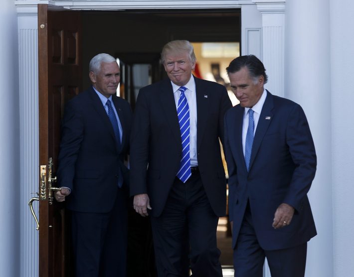 Com o vice-presidente eleito, Mike Pence, ao fundo, Trump (C) se despede de Romney após reunião neste sábado (EFE/EPA/Aude Guerrucci / POOL)