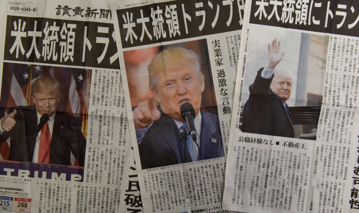 Eleição de Trump foi destaque dos jornais japoneses; premiê Shinzo Abe e republicano se encontrarão na próxima semana (FOTO: AFP PHOTO / TORU YAMANAKA)