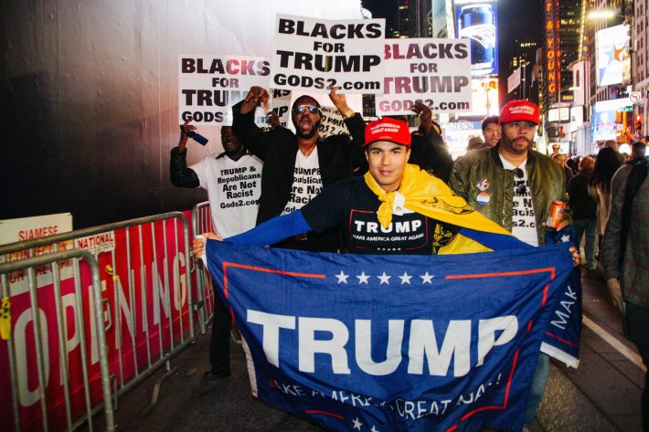 Eleitores de Trump acompanham apuração na Times Square, em Nova York (FOTO: EFE/ALBA VIGARAY)