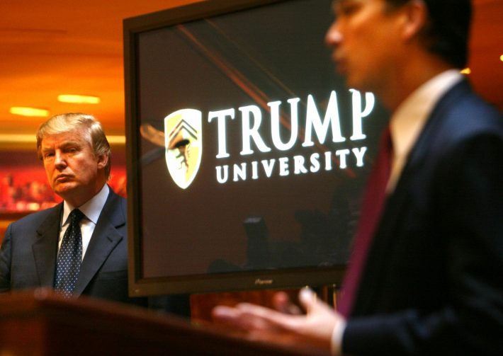 Em maio de 2005, Donald Trump (E) anuncia junto de Michael Sexton a criação da Trump University (AP Photo/Bebeto Matthews)