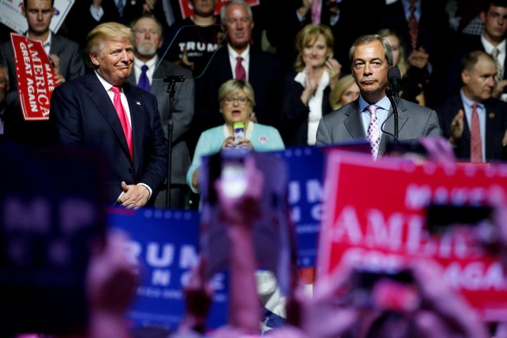Farage (D) participou de comício no Mississippi ao lado de Trump; americano defendeu nomeação do político como embaixador britânico nos EUA (REUTERS/Carlo Allegri)