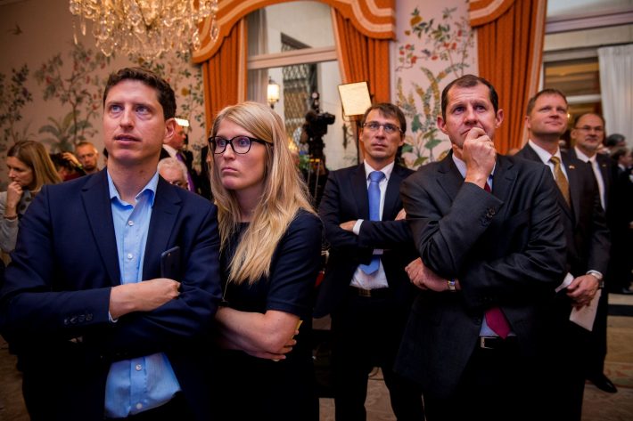 Funcionários da embaixada americana em Bruxelas acompanham a apuração da eleição americana (FOTO: AFP PHOTO / BELGA AND Belga / LAURIE DIEFFEMBACQ)