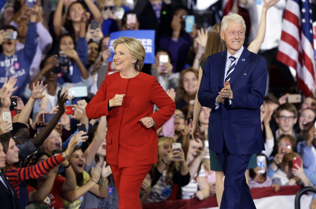 Hillary, acompanhada por Bill, participa de comício em Raleigh, na Carolina do Norte, um dos Estados-chave que a democrata tenta conquistar (FOTO: AP Photo/Gerry Broome)
