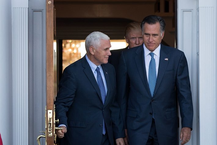 Mike Pence (E) e Mitt Romney conversam no sábado, em New Jewsey (Drew Angerer/Getty Images/AFP)