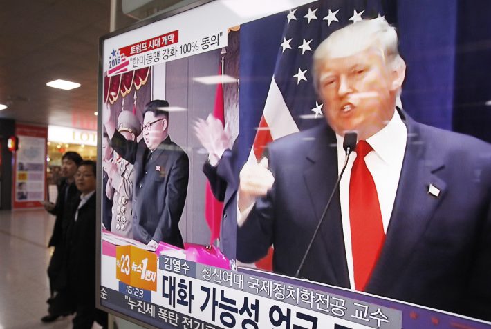 O líder norte-coreano, Kim Jong-un, e o presidente eleito dos EUA, Donald Trump, são vistos em reportagem exibida em TV no metro de Seul, na Coreia do Sul (FOTO: AP Photo/Ahn Young-joon)