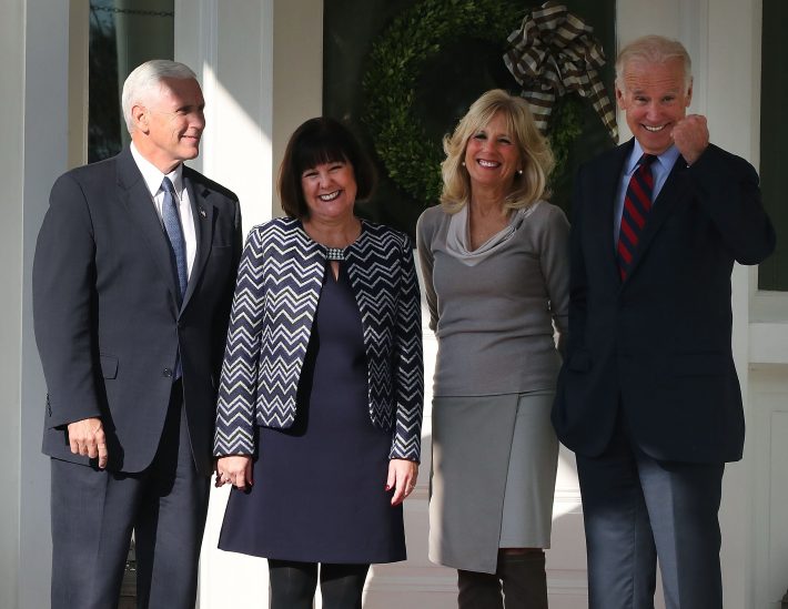 O vice-presidente dos EUA, Joe Biden, e sua mulher, Jill, ofereceram almoço para o vice-presidente eleito, Mike Pence, e sua mulher, Karen, na quarta-feira (Mark Wilson/Getty Images/AFP)