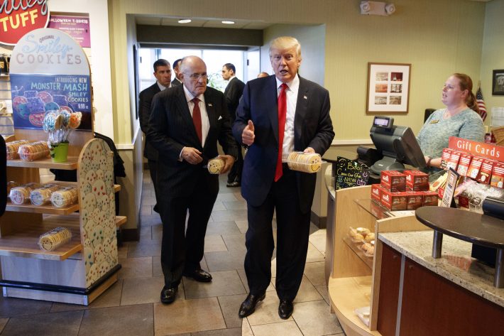 Rudolph Giuliani e Donald Trump compram cookies durante campanha na Pensilvânia (AP Photo/Evan Vucci, File)