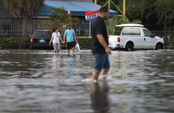Temperaturas acima da média causam inundações em Miami, na Flórida (Joe Raedle/Getty Images/AFP)