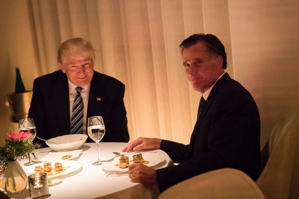 Trump e Romney jantam em Nova York na noite de terça-feira; presidente eleito ainda não escolheu quem comandará a diplomacia do país (Drew Angerer/Getty Images/AFP)