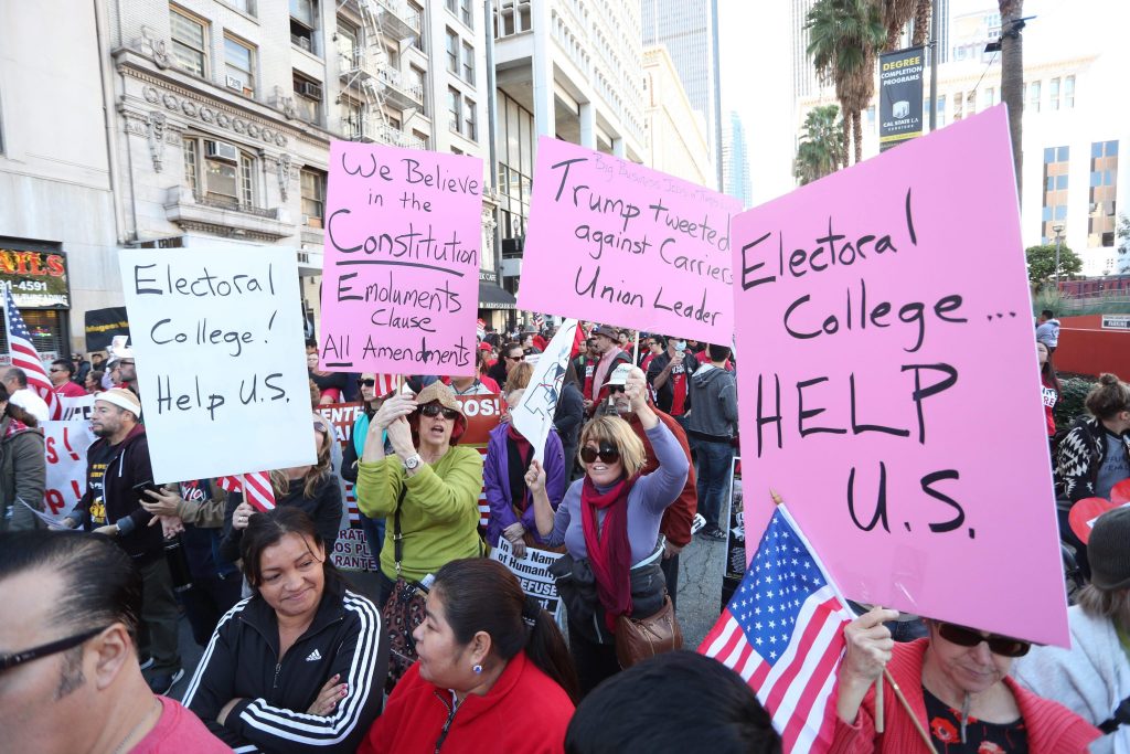 Em Los Angeles, na Califórnia, americanos pedem que colégio eleitoral mude votos e escolha Hillary Clinton para presidente (EFE/EPA/MIKE NELSON)