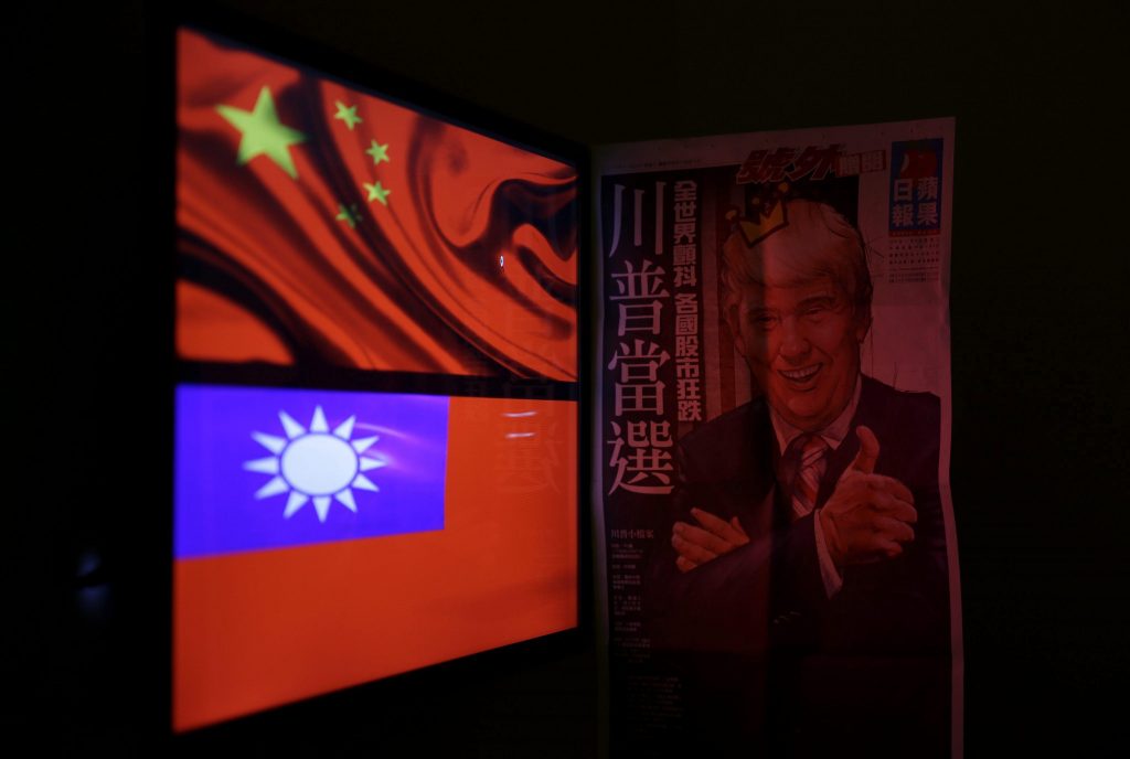 RIT06 TAIPEI (TAIWÁN) 12/12/2016.- Una ilustración del presidente electo estadounidense Donald Trump en la portada de un periódico junto a la bandera taiwanesa (izq abajo) y otra china (dcha arriba) en Taipei, hoy, 12 de diciembre de 2016. Taiwán buscará el apoyo de Estados Unidos para la firma de acuerdos inversión y libre comercio bilaterales y multilaterales, dijo hoy la presidenta taiwanesa, Tsai Ing-wen, a un alto funcionario estadounidense. EFE/Ritchie B. Tongo