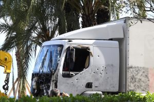 O caminhão alugado por Bouhlel, crivado de balas pela polícia Foto: Boris Horvat/France Presse - 15/7/2016