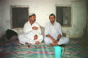 Lourival Sant'Anna com seu intérprete, Iqbal Afridi, durante entrevista com dirigentes taleban em Spin Boldak, Afeganistão - 28.9.2001