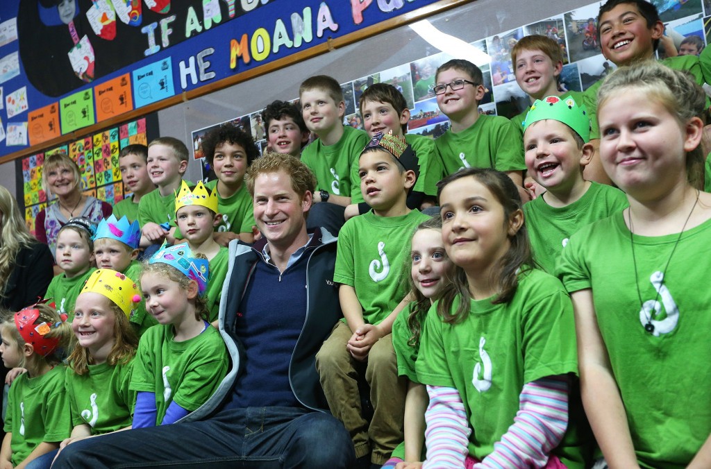 Príncipe Harry visita escola na Nova Zelândia (Foto: ROBYN EDIE/AFP)