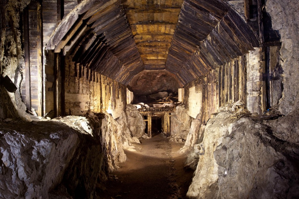 Imagem de 2012 mostra um dos túneis contruídos pelos nazista na área onde hoje fica a cidade polonesa de Gluszyca-Osowka