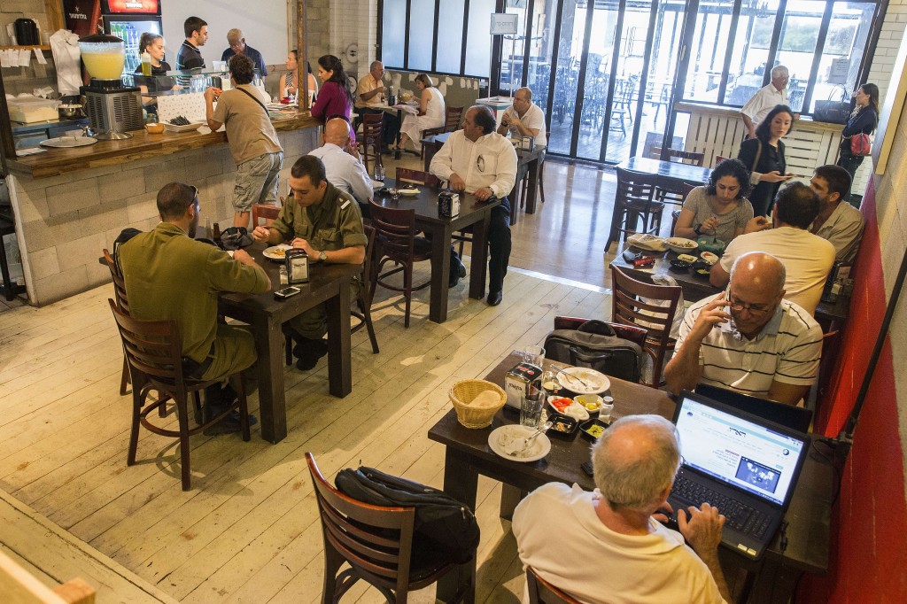 Árabes e judeus dividem a mesa no restaurante Hummus Bar, em Kfar Vitkin, para receberem o desconto na refeição