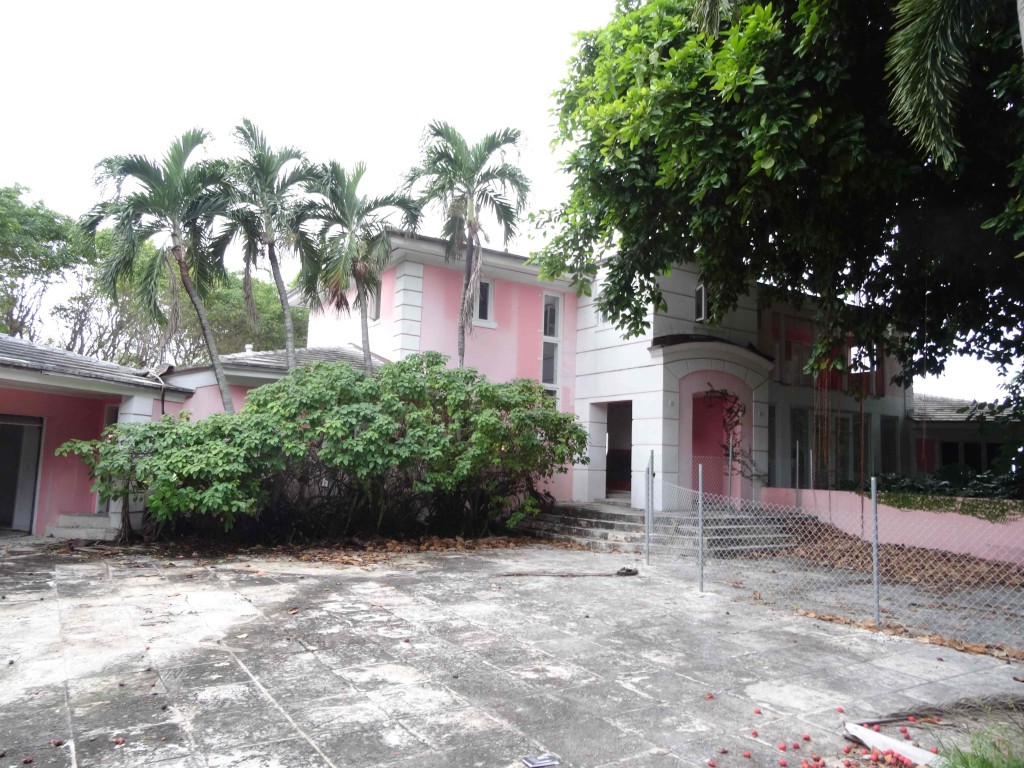 Antiga casa em Miami do traficante Pablo Escobar está sendo vasculada em busca de tesouros escondidos