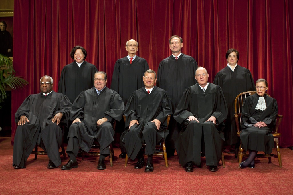 Os juízes da Suprema Corte dos EUA; Scalia, que morreu no sábado, é o segundo à esquerda entre os que estão sentados