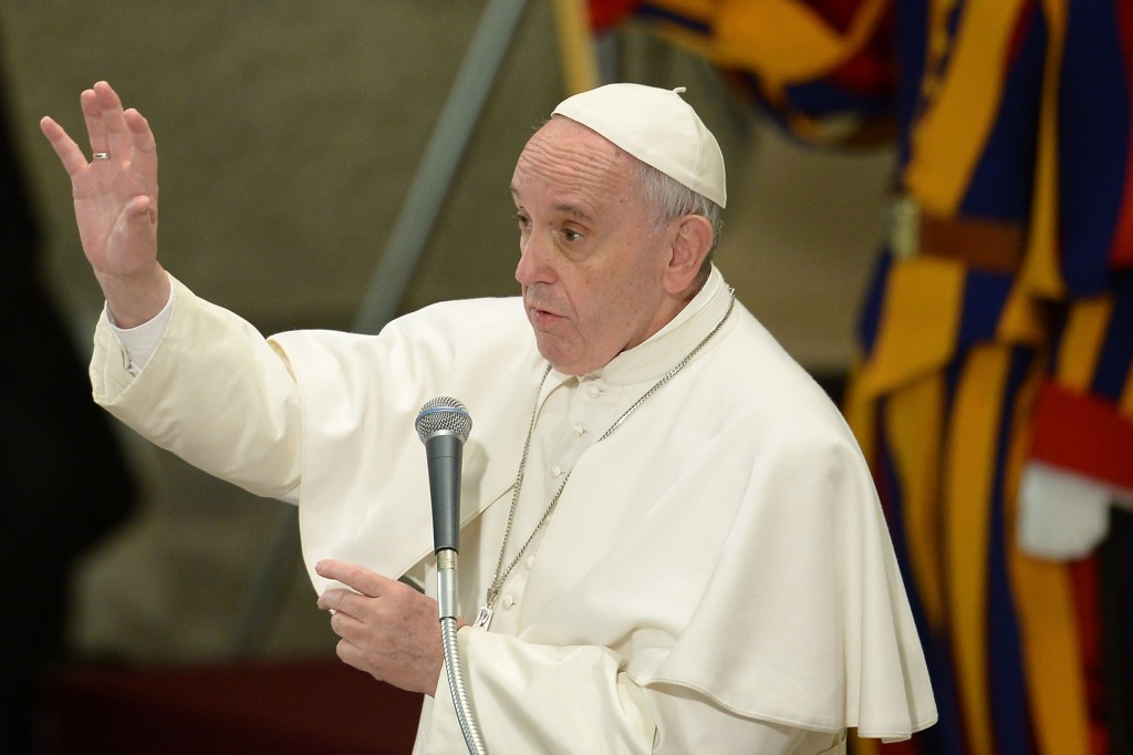 Papa Francisco acena para fiéis durante audiência no Vaticano nesta segunda-feira