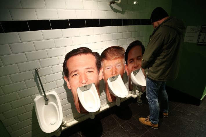 Cliente usa o banheiro do pub The Three Stags, em Londres, onde fotos de Trump, Cruz e Rubio foram instaladas em mictórios e vasos sanitários