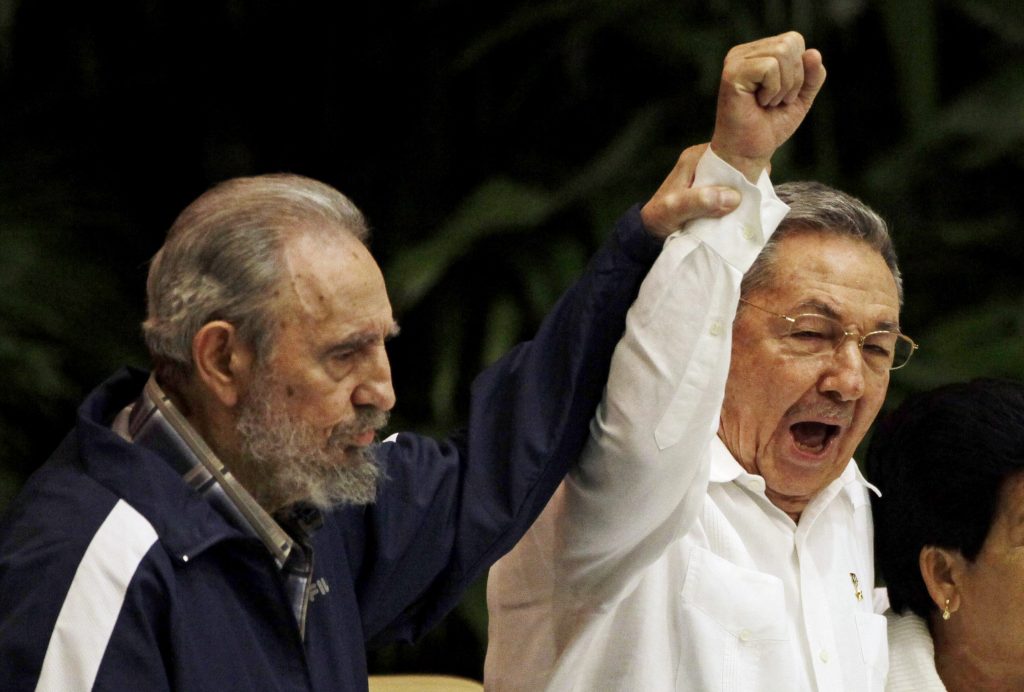 Fidel Castro (E) e o irmão, Raúl, em congresso do Partido Comunista, em 2011 (AP Photo/Javier Galeano, File)