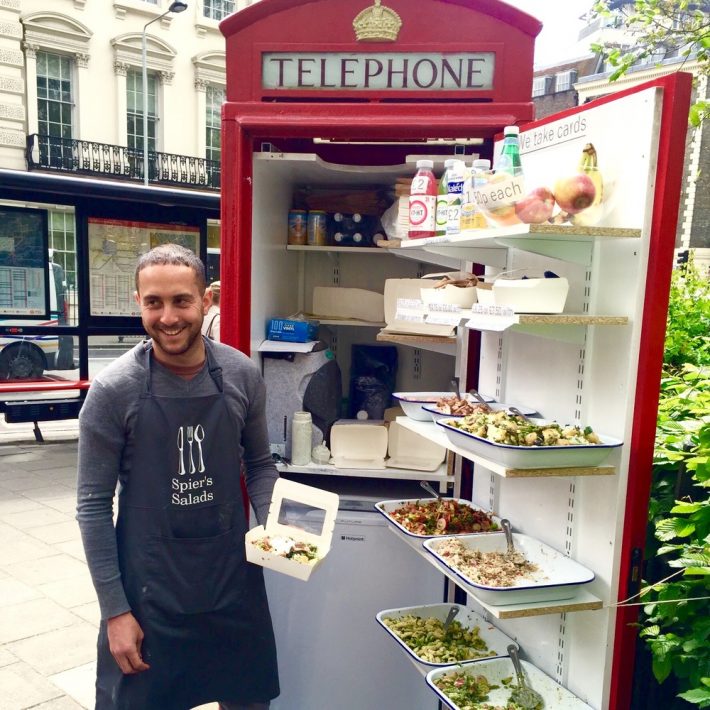 O vendedor de verduras britânico Ben Spier, adaptou uma das antigas cabines de telefone para montar o 'Spier's Salads', onde vende saladas durante o verão (Reprodução)