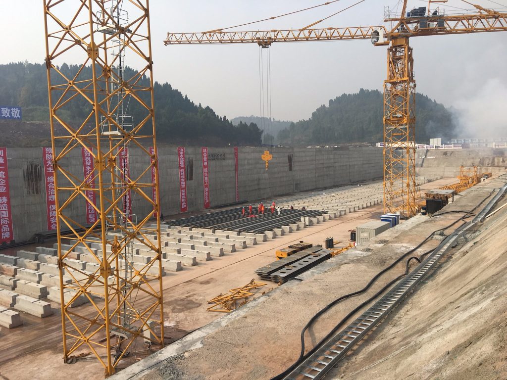 Operários chineses começam a trabalhar na construção da quilha da reprodução do Titanic em Sichuan (Reprodução/Twitter/NewTitanic)