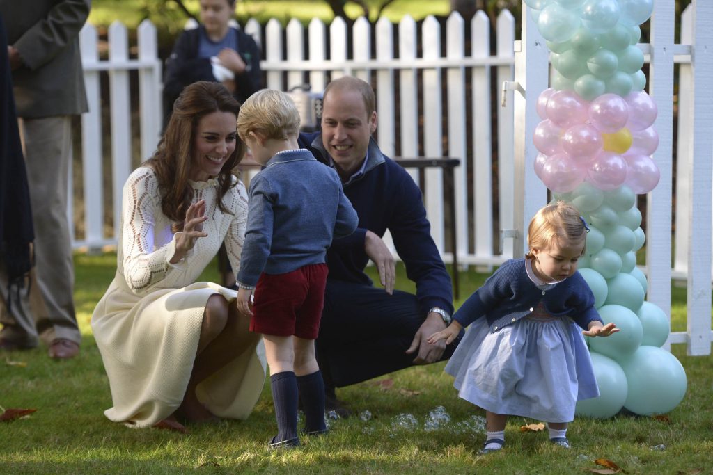 William, Kate e os dois filhos do casal, George e Charlotte, passarão o natal com a família Middleton (REUTERS/Jonathan Hayward/Pool)