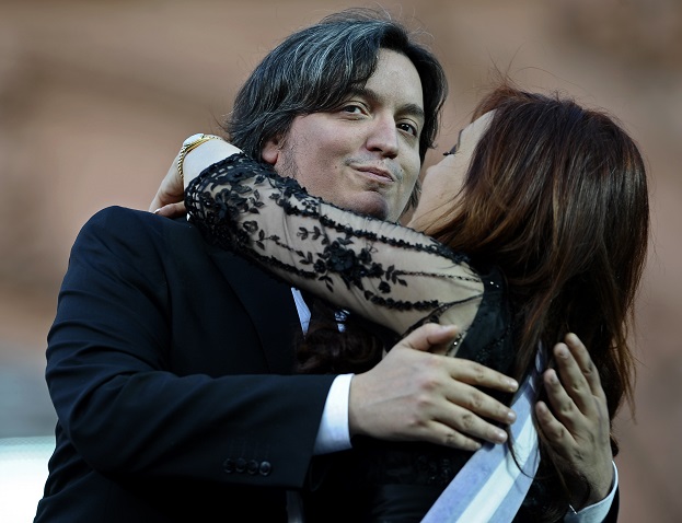 Máximo Kirchner abraça sua mãe, a presidente Cristina Kirchner. Em rede nacional de TV ela relatou como era trocar as fraldas antanho, nos tempos pré-fraldas descartáveis