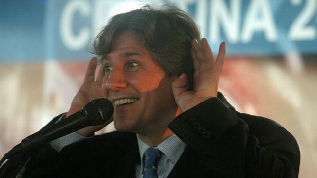 Boudou, o vice roqueiro e DJ de Cristina Kirchner, imita o Topo Gigio em uma cerimônia oficial. Eram os tempos em que era o virtual delfim da presidente argentina. 