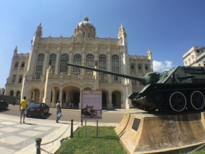 O Museu da Revolução, com o tanque usado por Fidel na reação à invasão da Baía dos Porcos, em 1961