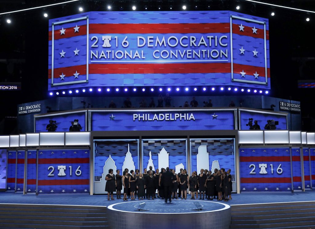 Primeira noite da convenção democrata foi marcada por vaias a Hillary Clinton e pelo discurso muito elogiado de Michelle Obama 
