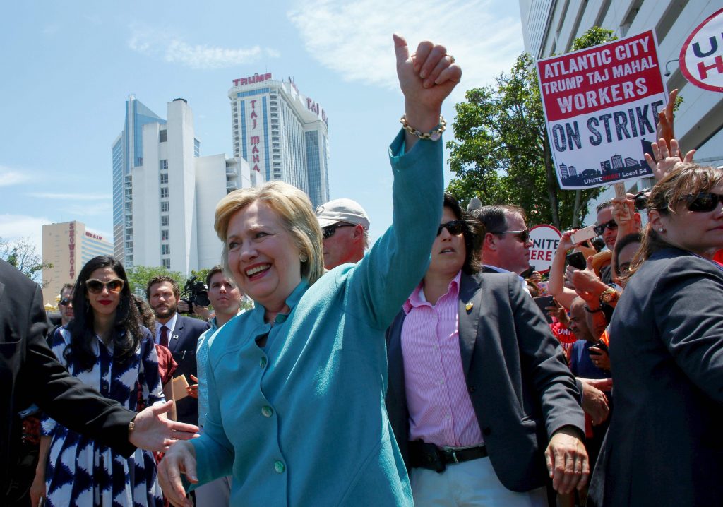 US Democratic presidential candidate Hillary Clinton waves to Members of the Atlantic City casino workers union members outside the Taj Mahal Casino after a event in Atlantic City, New Jersey, on July 6, 2016. / AFP PHOTO / KENA BETANCUR