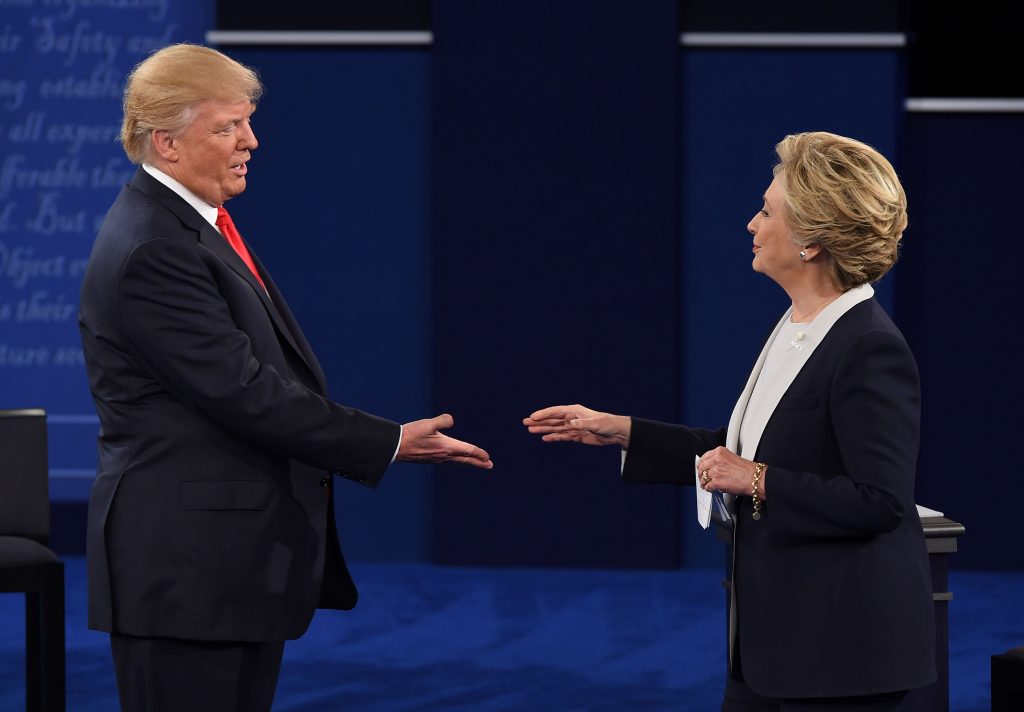 Candidatos à presidência dos EUA, Donald Trump e Hillary Clinton, se enfrentam em mais um debate (Foto: AFP PHOTO / Robyn Beck)