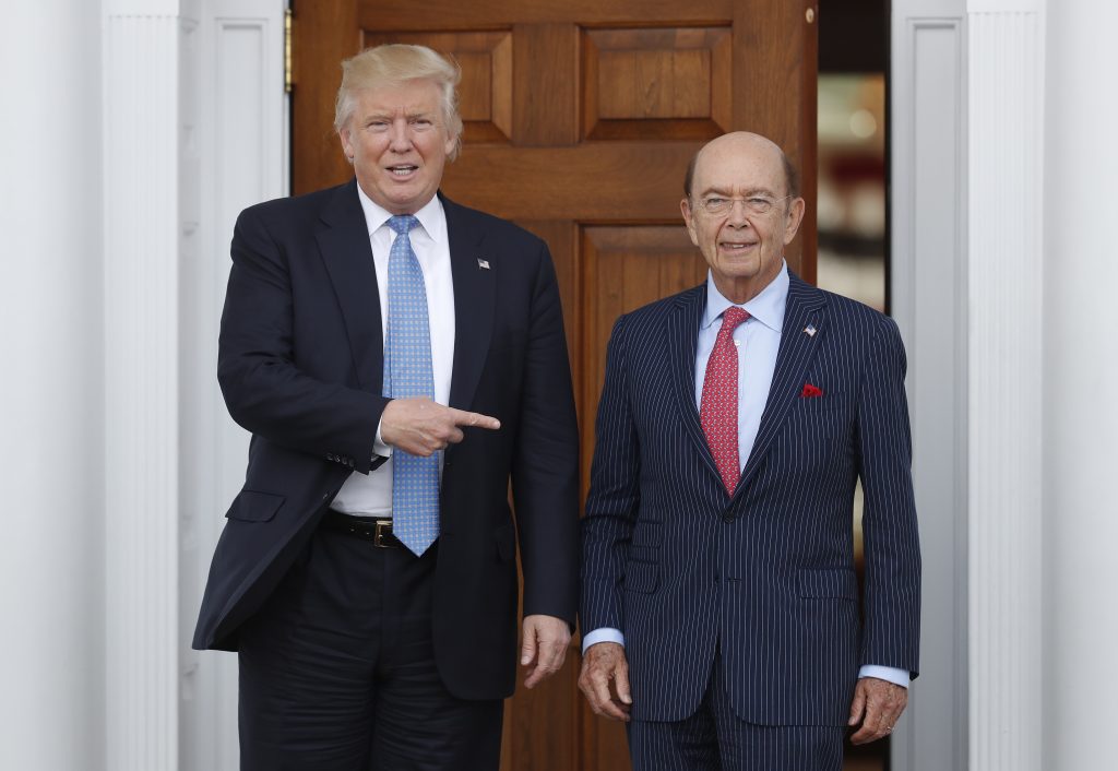 Presidente eleito dos EUA, Donald Trump (esq.), ao lado do investidor Wilbur Ross (Foto: AP Photo/Carolyn Kaster)