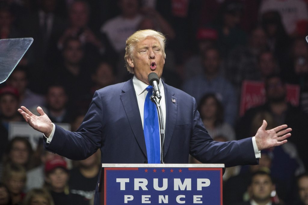 No último dia de campanha, Donald Trump discursa em comício em Manchester, no Estado de New Hampshire (Foto: Scott Eisen/Getty Images/AFP) == FOR NEWSPAPERS, INTERNET, TELCOS & TELEVISION USE ONLY ==