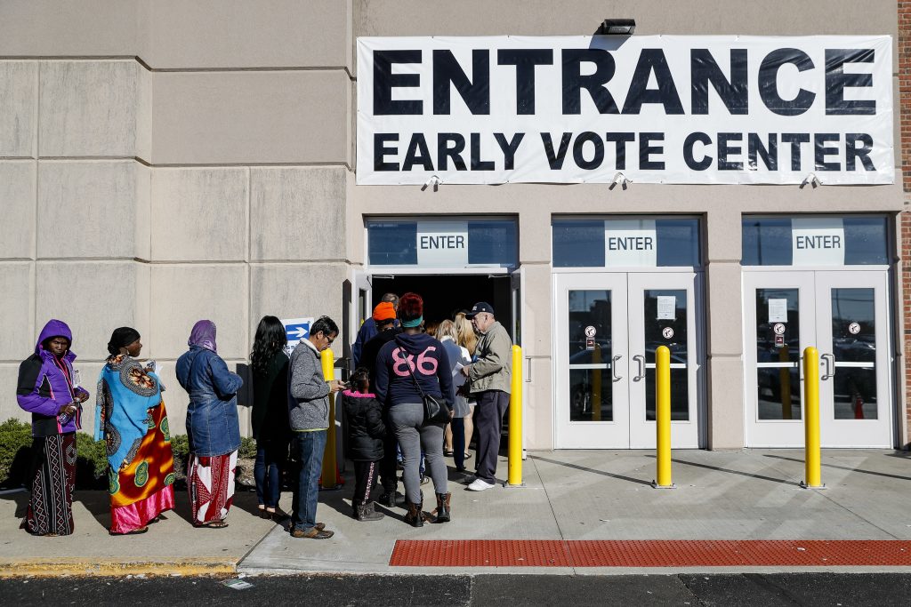 Eleitores aguardam em fila para votar antecipadamente em Columbus, Ohio, na tarde segunda-feira, 7 (FOTO: AP Photo/John Minchillo)