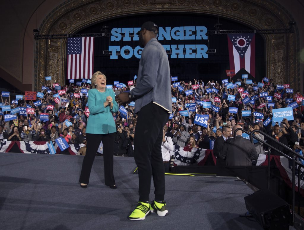 Candidata democrata à presidência dos EUA, Hillary Clinton, faz campanha ao lado do jogador de basquete LeBron James (Foto: Doug Mills/The New York Times)