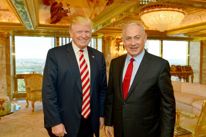 Primeiro-ministro israelense, Binyamin Netanyahu (dir.), ao lado do presidente eleito nos EUA, Donald Trump (Foto: Kobi Gideon/Government Press Office (GPO)/Handout via REUTERS)
