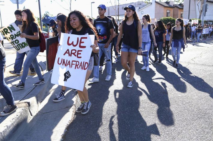 Estudantes em Los Angeles seguram cartazes em protesto contra a eleição de Donald Trump (Foto: AP Photo/Nick Ut)