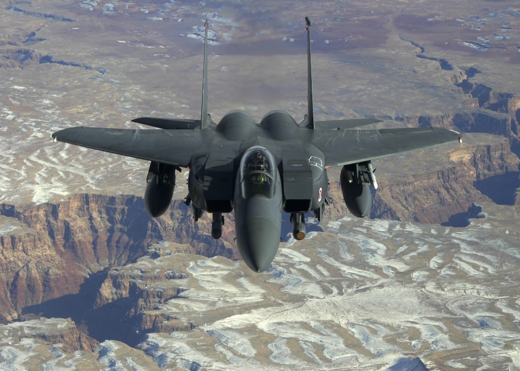 F-15 da Força Aérea americana sobrevoa o Grand Canion