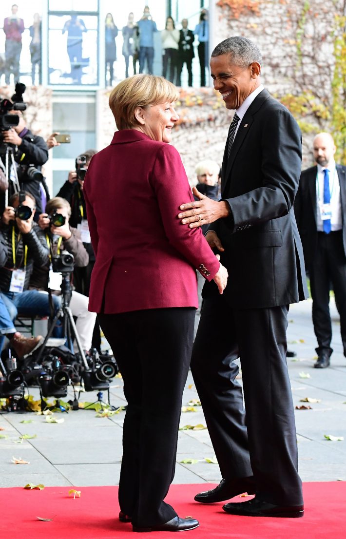 Obama cumprimenta Merkel (AFP PHOTO / TOBIAS SCHWARZ)
