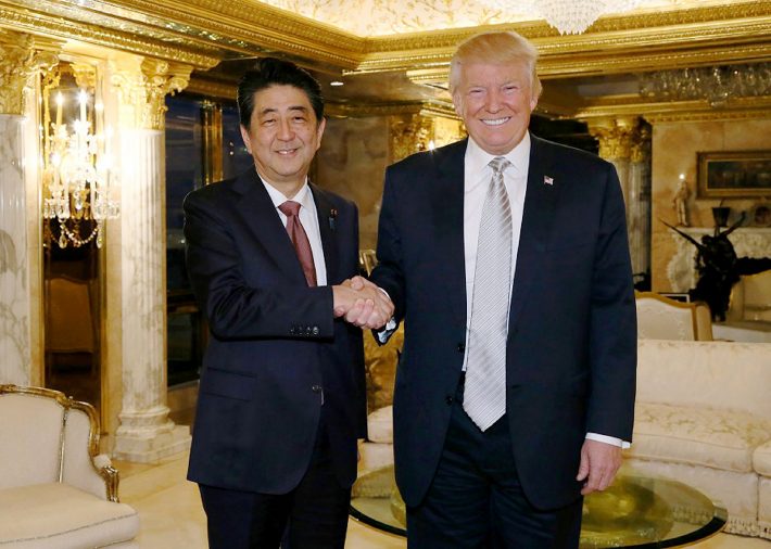 Premiê do Japão, Shinzo Abe (esq.), se encontra com o presidente eleito dos EUA, Donald Trump, em Nova York (Foto: AFP PHOTO / Cabinet Secretariat)