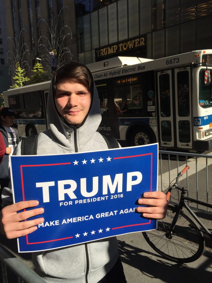 Ajdin Ekmescic, de 19 anos, manifesta seu apoio a Donald Trump em frente à Trump Tower, em Nova York